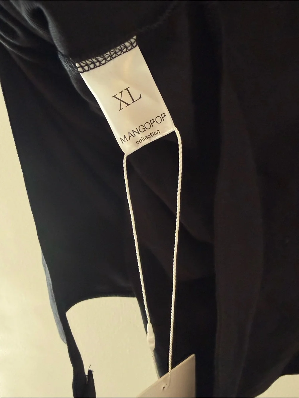 Mango sleek black